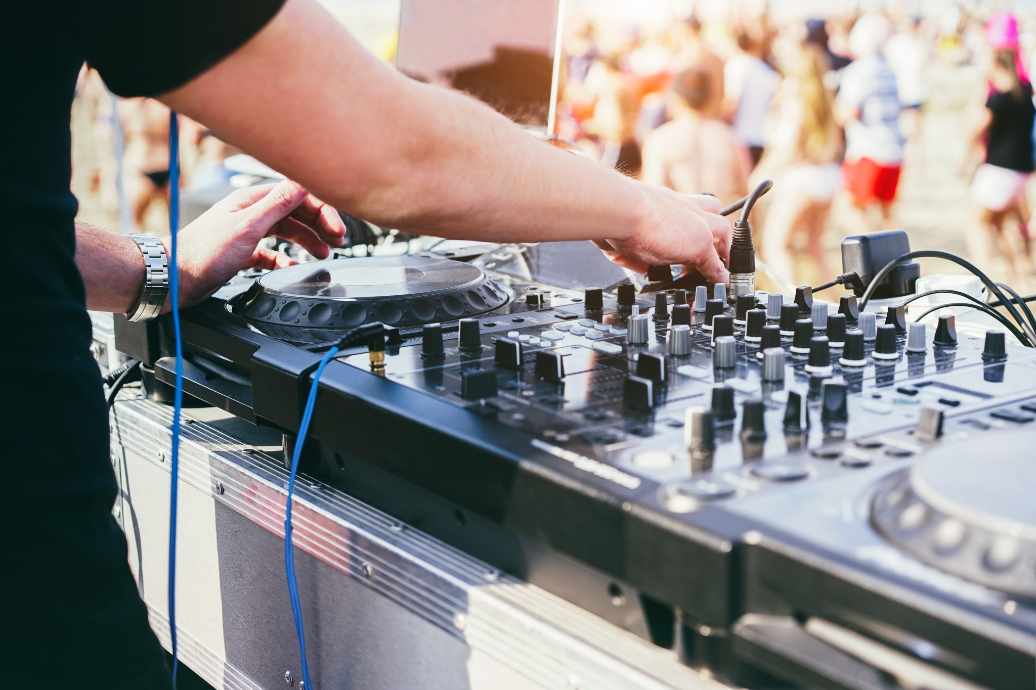 DJ en action lors d’un événement communautaire
